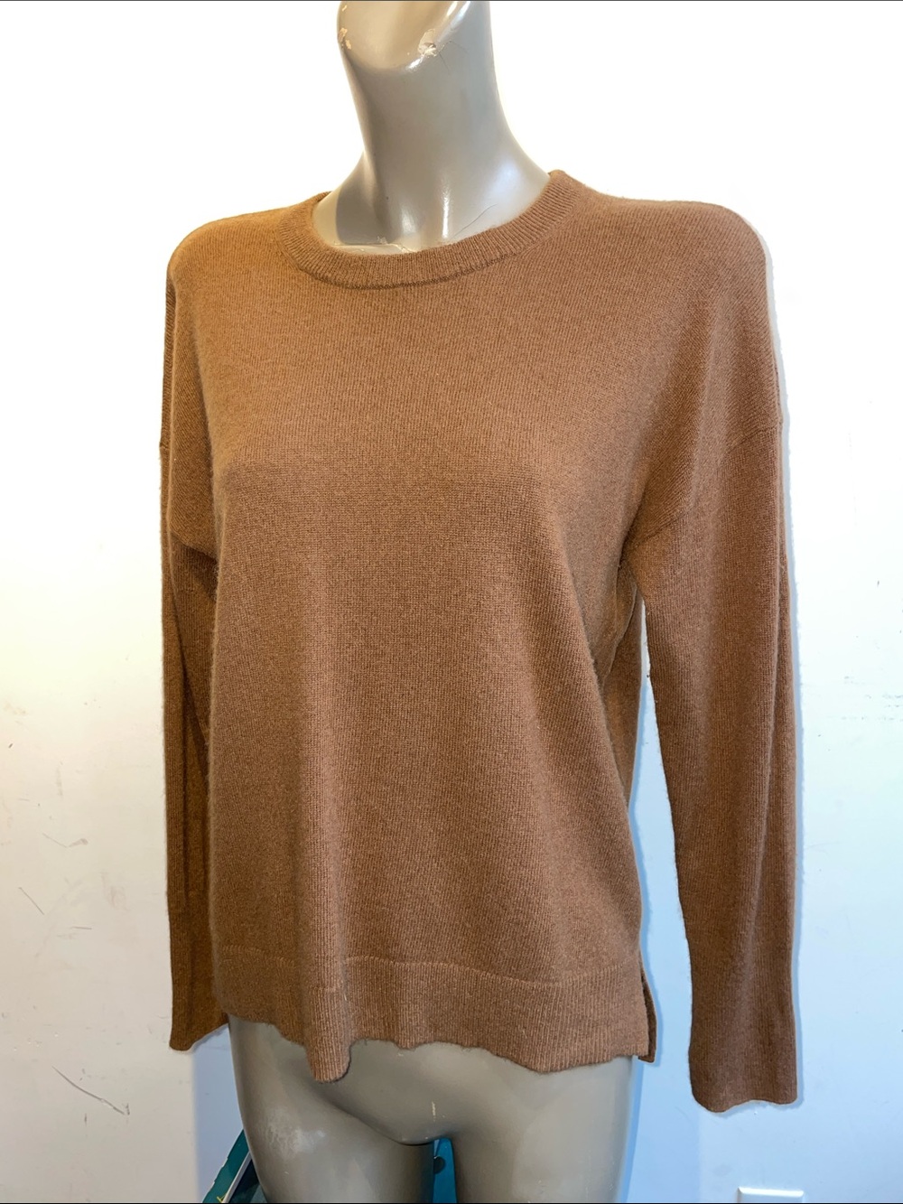 TAHARI 2 ply cashmere sweater